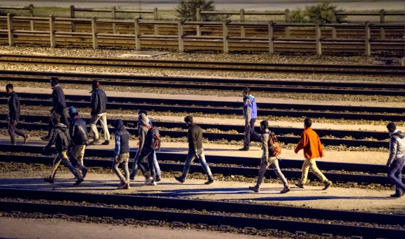 살길 찾아서… 이틀 새 유로터널에 난민 2000명 난입 