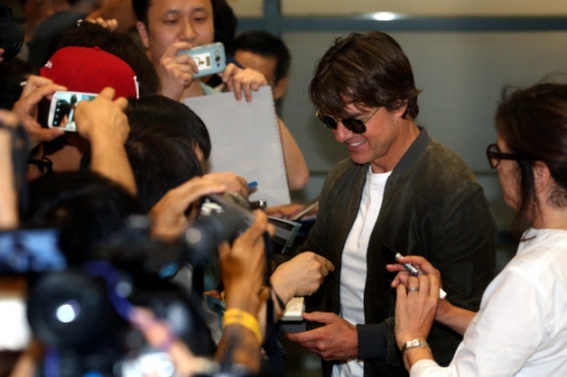 환영받는 톰 크루즈