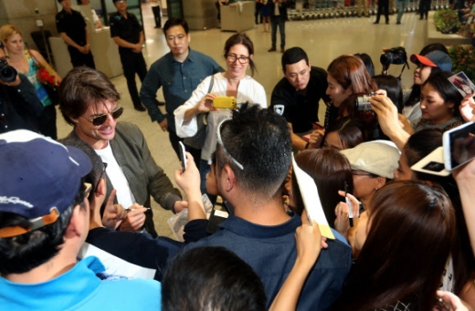 환영받는 톰 크루즈