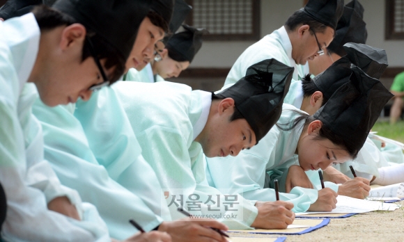 과거시험 보는 베이징대 학생들