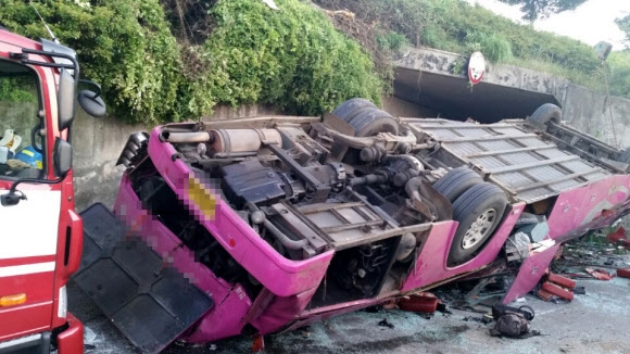 경남 거제시 사등면 사곡리에 있는 한 도로를 지나던 통근버스가 굴다리에서 5m 아래로 추락해 뒤집혀 있다. 이 사고로 1명이 숨지고 승객 60여명 가운데 대부분이 다쳤다.  거제 연합뉴스 