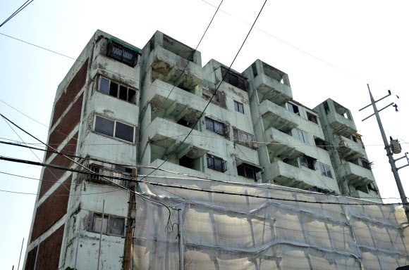 붕괴위험 E급 서대문 금화아파트 44년만에 철거