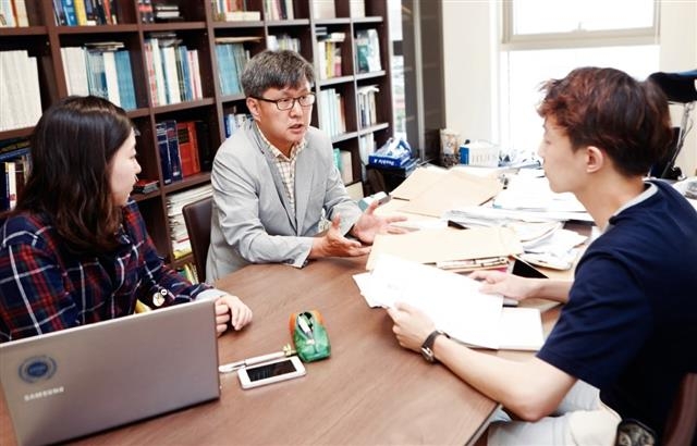 이상환 한국외대 LD학부장이 학생들에게 진로 관련 상담을 하고 있다. 한국외대 제공