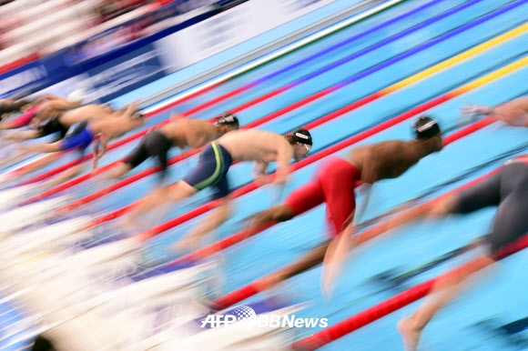 4일(현지시간) 러시아 카잔에서 열리는 2015 세계수영연맹(FINA) 세계수영선수권대회(World Championships) 남자 50m 평형 예선전에서 선수들이 출발하고 있다. ⓒ AFPBBNews=News1