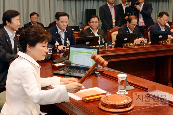 박근혜 대통령이 4일 청와대에서 열린 영상국무회의를 주재하고 하고 있다.  안주영 기자 jya@seoul.co.kr