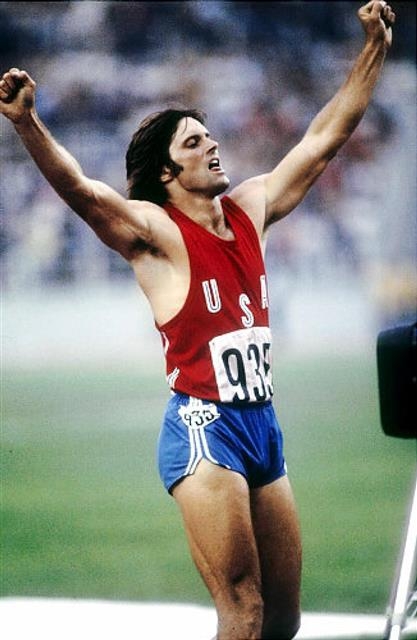 육상선수 브루스 제너가 1976년 몬트리올올림픽 철인 10종 경기에서 승리한 뒤 기뻐하고 있다.  서울신문 포토라이브러리