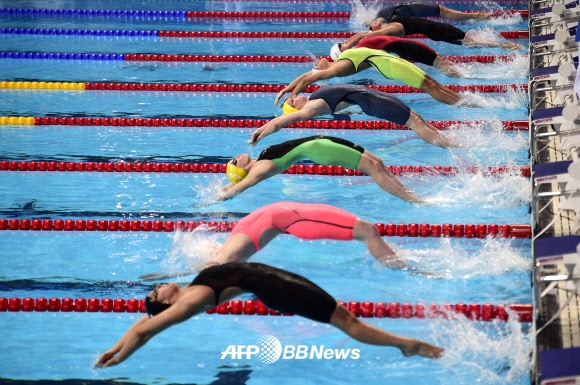 4일(현지시간) 러시아 카잔에서 열린 ‘2015 국제수영연맹(FINA) 세계선수권대회’ 여자 100미터 배영 결승전에서 선수들이 경쟁을 벌이고 있다.  ⓒ AFPBBNews=News1