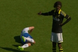 [한줄 영상] 스웨덴 축구 선수의 어이없는 오버액션