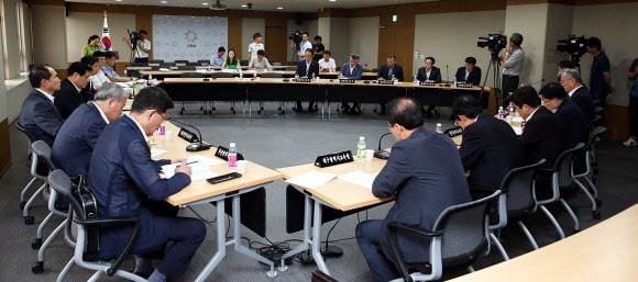 지난 4일 오전 정부세종청사에서 김재춘 교육부 차관 주재로 전국 시·도교육청 교육국장 회의가 열리고 있다. 김 차관은 이날 회의에서 ”성폭력 교원에는 무관용 원칙을 적용해 엄중하게 조치하고 피해자 보호에 만전을 기해달라”고 당부했다.  교육부 제공