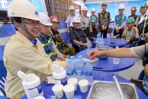 [동정] 김우영 은평구청장 주상복합공사장 인부들 격려