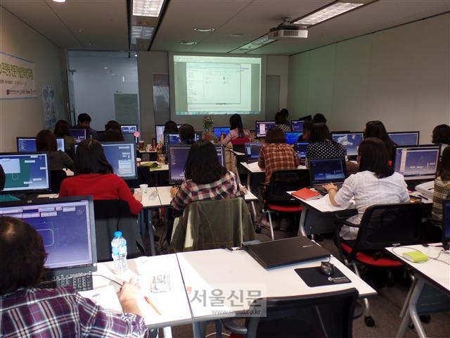 여성 새로일하기센터에서 경력단절 여성들이 취업 교육을 받고 있다. 사진 서울신문 포토라이브러리