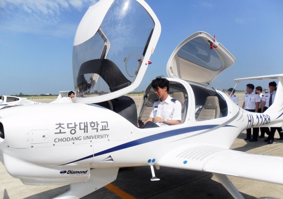 6일 전남 무안국제공항의 초당대 콘도르 비행교육원에서 항공운항학과 교육생이 비행실습에 앞서 단발기 DA40의 조종간에 앉아 스틱을 잡고 계기판을 살펴보고 있다.  초당대 제공