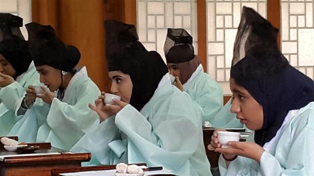 지난 5일 남산공원 호현당을 방문한 오만 젊은이들이 한국의 전통 차문화를 배우고 있다. 서울시 제공