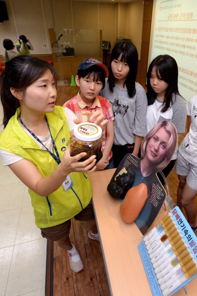 5일 도봉구(구청장 이동진)는 구보건소 7층 강당에서 방학을 맞아 금연·절주 교육을 받은 학생들이 “흡연 및 음주의 심각성을 주민들에게 널리 알리고  친구들과 부모님께 흡연, 음주의 폐해를 알리는 전도사가 되겠다.”고 다짐했다. 음주체험에 참가한 학생들이 음주고글 안경을 착용하여 가상음주상태 체험하고 흡연폐해를 교육받은 학생들은 “흡연, 음주가 몸에 이렇게 해로운 줄 몰랐다”고 말했다.  이언탁 기자 utl@seoul.co.kr