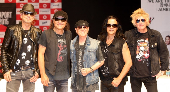 데뷔 50년을 맞았음에도 여전히 활발히 활동 중인 스콜피언스 멤버들. 왼쪽부터 루돌프 솅커, 마티아스 잡스, 클라우스 마이네, 파월 마시워다, 제임스 코택.  연합뉴스