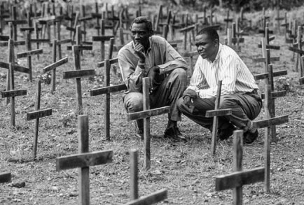 르완다의 투치족 학살 피해자 묘지. 1994년 4월부터 7월까지 100여일 동안 후투족이 투치족을 무차별 학살한 인종 학살 사건에서 인구의 10퍼센트인 80만~100만명이 살해된 것으로 추정된다.  돌베개 제공