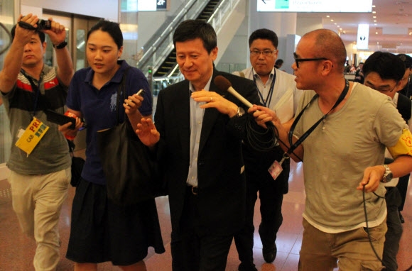 롯데그룹 경영권을 놓고 동생 신동빈 롯데그룹 회장과 갈등을 빚고 있는 신동주 전 일본 롯데홀딩스 부회장이 7일 도쿄 하네다 공항으로 입국해 취재진에게 둘러싸여 있다. 신 전 부회장은 일본 주주들을 설득하는 등 대응책을 마련하기 위해 일본으로 돌아간 것으로 알려졌다. 그는 출국 전 한 방송사와의 인터뷰에서 신동빈 회장이 호텔롯데 주주인 L투자회사 대표이사로 등기된 것과 관련해 “아버지(신격호 총괄회장)가 동생이 멋대로 L투자회사 사장에 취임한 것이냐고 화를 내셨다”고 전했다.  도쿄 연합뉴스