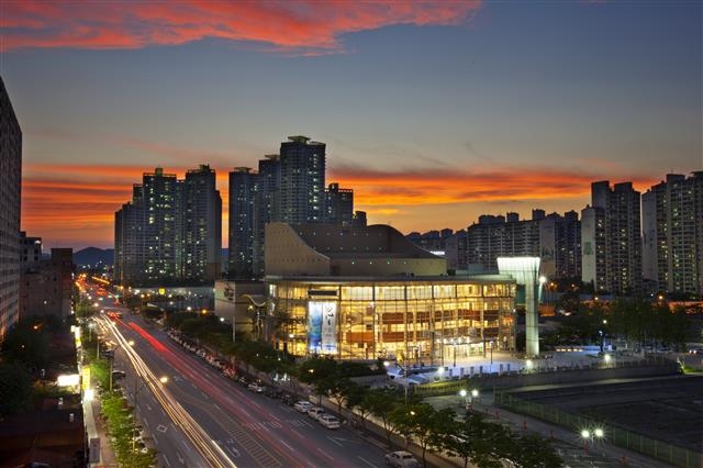 대구오페라하우스는 지방자치단체 가운데 유일한 오페라 전용 단일극장으로 오페라 외에도 다양한 기획 공연을 선보여 시민들의 문화 욕구를 채워 주고 있다. 사진은 오페라하우스 전경. 대구시 제공