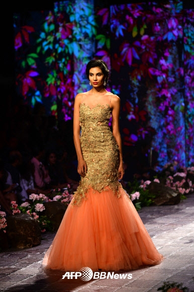 9일(현지시간) 뉴델리에서 열린 ‘2015 인도 혼례복 패션위크’서 인도 디자이너 Jyotsna Tiwari의 작품을 모델이 선보이고 있다. ⓒ AFPBBNews=News1
