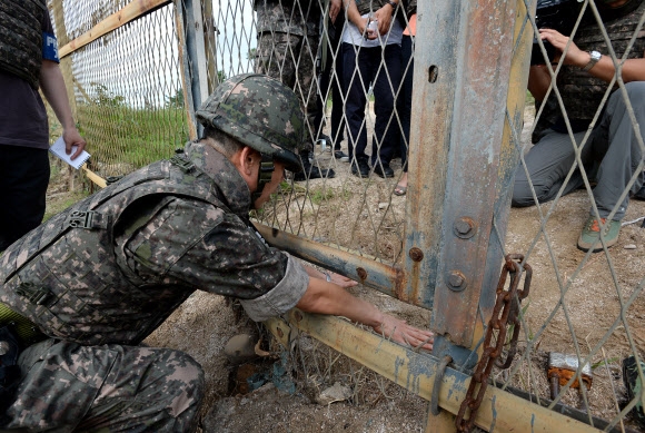 지난 4일 경기 파주시 인근 우리 측 비무장지대(DMZ)에서 발생한 지뢰 폭발 사고를 조사한 국방부 합동조사단 안영호 단장(육군 준장)이 9일 사고 현장을 찾은 취재진에게 사고 당시 상황을 설명하고 있다. 국방부 제공