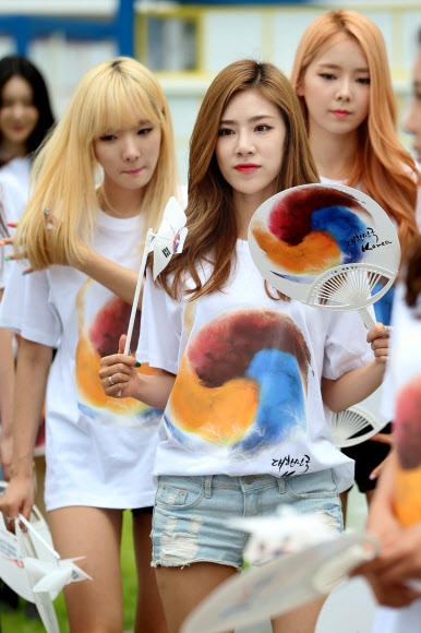 태극기 들고 나타난 스텔라