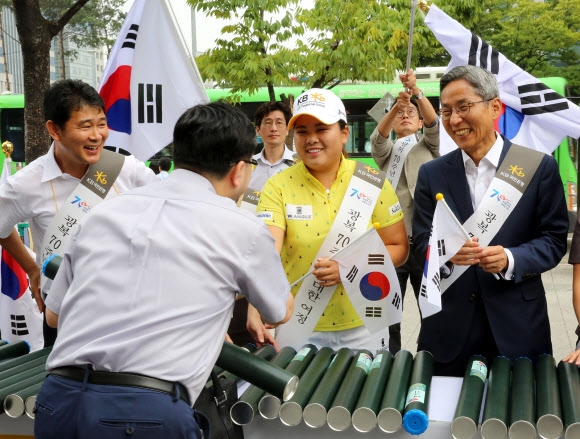 태극기 나눠드립니다 