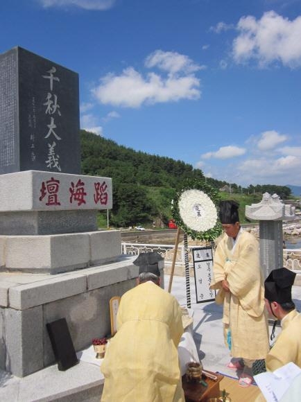 벽산 김도현 선생이 도해순국한 경북 영덕 영해읍 산수암에 세워진 도해단에서 기념행사가 열리고 있다.