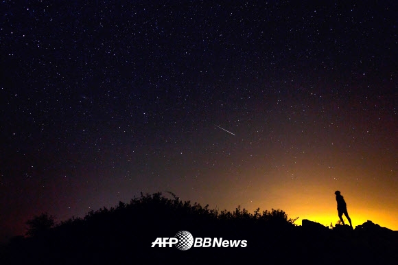 12일(현지시간) 스페인 부르고스지방의 어두운 하늘에 은하수를 따라 페르세우스 유성우가 쏟아져 내리고 있다. ⓒ AFPBBNews=News1