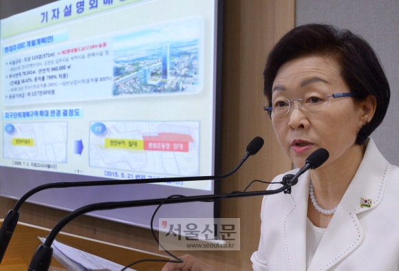 12일 서울시청에서 신연희 강남구청장이 기자회견을 열고 한전부지 공공기여금에 대한 입장을 밝히고 있다. 이언탁 기자 utl@seoul.co.kr 