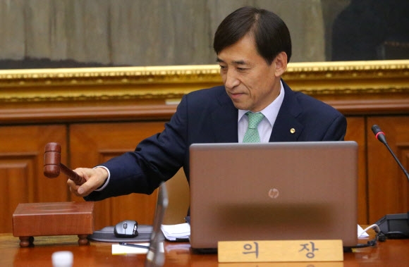 이주열 한국은행 총재가 13일 오전 서울 중구 소공동 한국은행 본점에서 열린 금융통화위원회 본회의에서 의사봉을 두드리고 있다.  연합뉴스