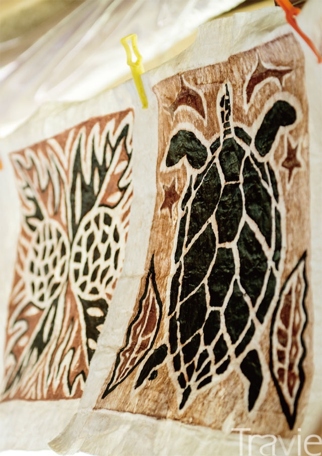 타파로 잘 알려진 사모아 전통 공예품, 이곳에선 시아포라고 부른다. 뽕나무껍질로 만든 캔버스 위에 아름다운 문양을 그려 넣는다