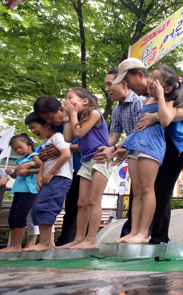 [포토] ‘온몸이 짜릿’ 어린이 얼음 위 오래 서있기 대회