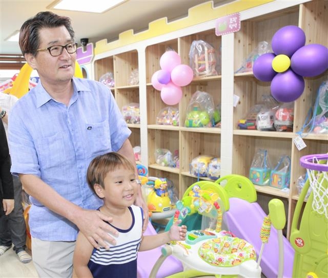 유종필 관악구청장이 13일 남부순환로 신원시장 안에 문을 연 ‘희망장난감 도서관’을 어린이와 함께 둘러보고 있다. 관악구 제공