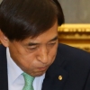 [위안화 사흘연속 절하] 금리 동결한 이주열 “하반기 대외리스크 더 문제”