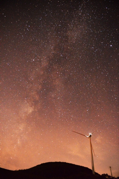 태백 매봉산 바람의 언덕 밤 풍경. 하늘에서 별이 쏟아져 내리는 듯하다. 사진 왼쪽은 은하수다.