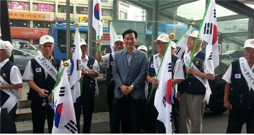 이승로 서울시의원(사진 가운데)이 지난 10일 성북구 재향군인회 및 노인회회원 등과 함께 태극기 보급 및 달기 운동  거리홍보에 나섰다.   사진 서울시의회 제공