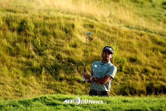 미국 프로골프(PGA) 버바 왓슨이 미국 위스콘신주 휘슬링 스트레이츠 코스 18번 홀에서 공을 날린 뒤 바라보고 있다. 2015. 8.15 ⓒ AFPBBNews=News1