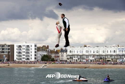 [포토] 개성 넘치는 의상입고 다이빙…‘국제 버드맨 대회’