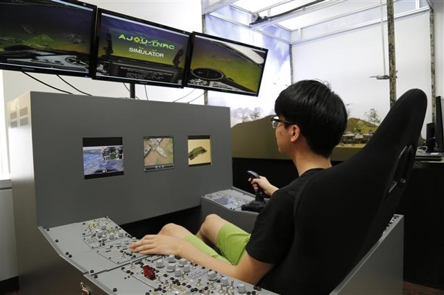 1학년 엄태일(20)씨가 LINK-16K의 비행 시뮬레이션 훈련을 통해 전투기를 조종하고 있다. 아주대 제공