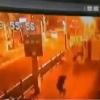 방콕 도심서 폭탄 폭발, 당시 CCTV 영상보니..‘넘어지는 아이를 부축하고..’