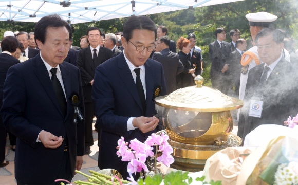 현기완 청와대 정무수석(가운데)이 서울 동작구 국립서울현충원에서 열린 김대중 전 대통령 서거 6주기 추도식에 참석해 묘역을 참배하고 있다. 도준석 기자 pado@seoul.co.kr