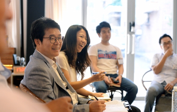 18일 서울 성동구 성수동 디웰(D-Well)살롱에서 열린 ‘소셜벤처 청년 기업가와의 간담회’에서 정원오 성동구청장이 참석자들과 대화를 나누고 있다.  이언탁기자 utl@seoul.co.kr
