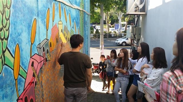 지난해 열린 헬로우문래 축제에서 주민들이 지역 예술가들이 만든 작품을 구경하고 있다. 영등포구 제공