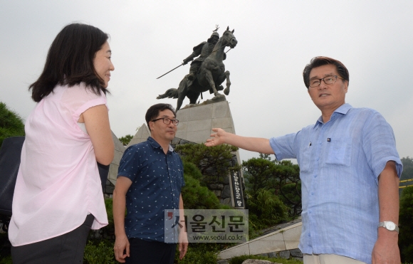 유종필(오른쪽) 관악구청장이 20일 관악구 낙성대공원의 강감찬 장군 동상 앞에서 ‘강감찬 10리길 투어’에 대해 설명하고 있다. 도준석 기자 pado@seoul.co.kr