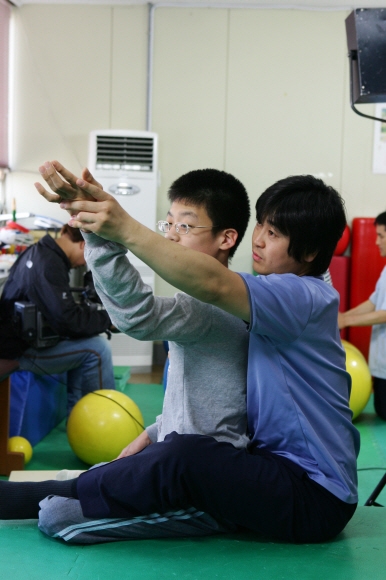 대구대 물리치료학과 학생(오른쪽)이 소아물리치료학 실습을 하고 있다.   대구대 재활과학대학 제공