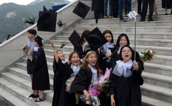 21일 서울 종로구 홍지동 상명대학교에서 열린 후기학위수여식이 끝난 후 졸업생들이 셀카봉에 달린 스마트폰으로 사진을 찍으며 학창시절의 마지막 추억을 남기고 있다. 손형준 기자 boltagoo@seoul.co.kr