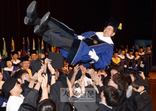 ‘총장님 헹가래’ 상명대 학위수여식