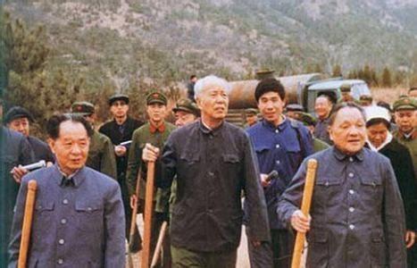 덩샤오핑(오른쪽)과 완리(가운데)가 1980년대 개혁·개방 당시 농촌에서 직접 삽을 들고 일을 하러 가고 있다. 왼쪽은 보수파의 반발로 실각한 ‘비운의 정치가’ 후야오방 전 총서기이다.  인민일보·신화망 웨이보 캡처