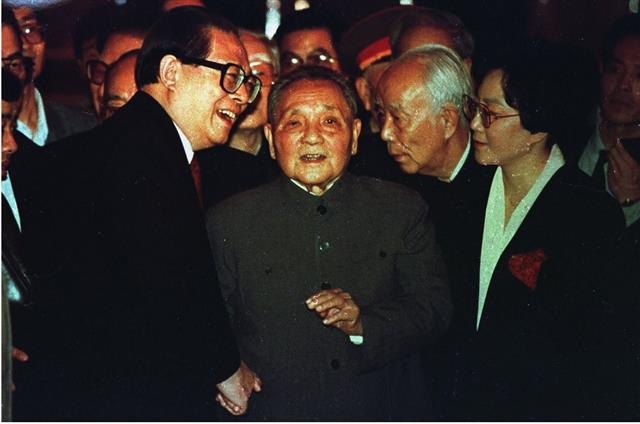 은퇴한 지 수년 만인 1992년 공개석상에 모습을 드러낸 덩샤오핑(왼쪽 두 번째)을 맞이하는 완리(왼쪽 세 번째)와 장쩌민(왼쪽) 국가주석. 오른쪽은 덩샤오핑의 딸 덩룽.  인민일보·신화망 웨이보 캡처