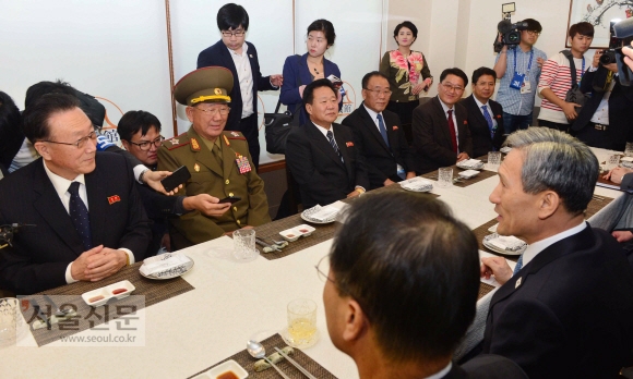 2014 인천 아시안게임 폐막식 참석차 방남한 북한 김양건 당 통일전선부장 겸 대남담당 비서(테이블 맞은 편 왼쪽 첫번째), 황병서 북한군 총정치국장(두번째), 최룡해 노동당 비서(세번째)가 10월 4일 오전 인천시 남동구 영빈관에서 김관진 청와대 국가안보실장(앞줄 오른쪽)과 류길재 통일부 장관 등 남북 고위대표단이 오찬하기 전 대화를 하고 있다. 사진공동취재단